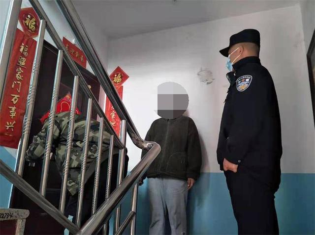 房主粗心被鎖門外，民警開鎖服務(wù)送上門